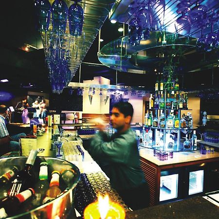 Hotel The Lalit Bombay Restaurante foto The bar at the nightclub