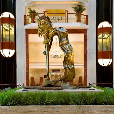 Hotel The Lalit Bombay Exterior foto The sculpture in the lobby of the Taj Bengal