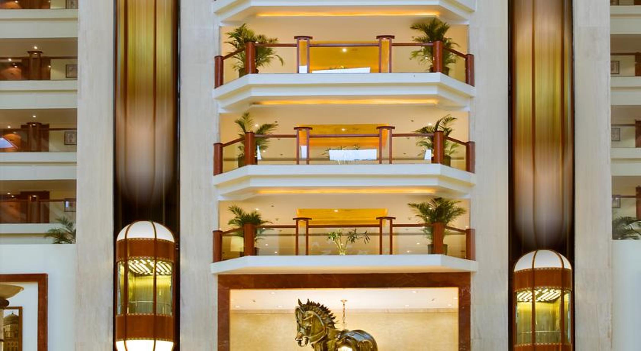 Hotel The Lalit Bombay Exterior foto The lobby of the hotel