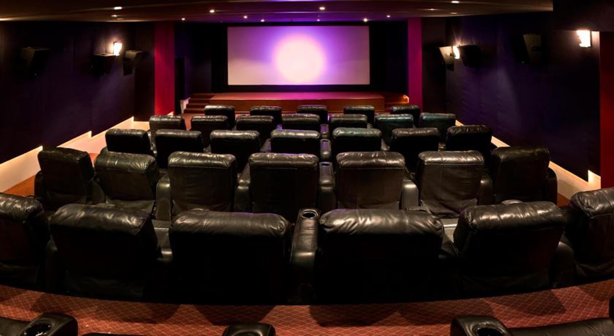Hotel The Lalit Bombay Exterior foto A home theater