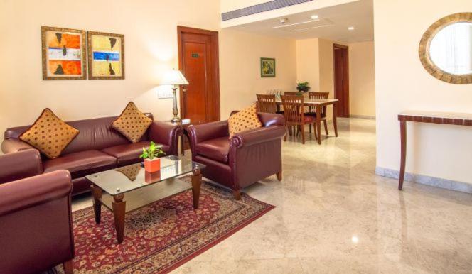 Hotel The Lalit Bombay Exterior foto A living room in a suite at the Taj Bengal