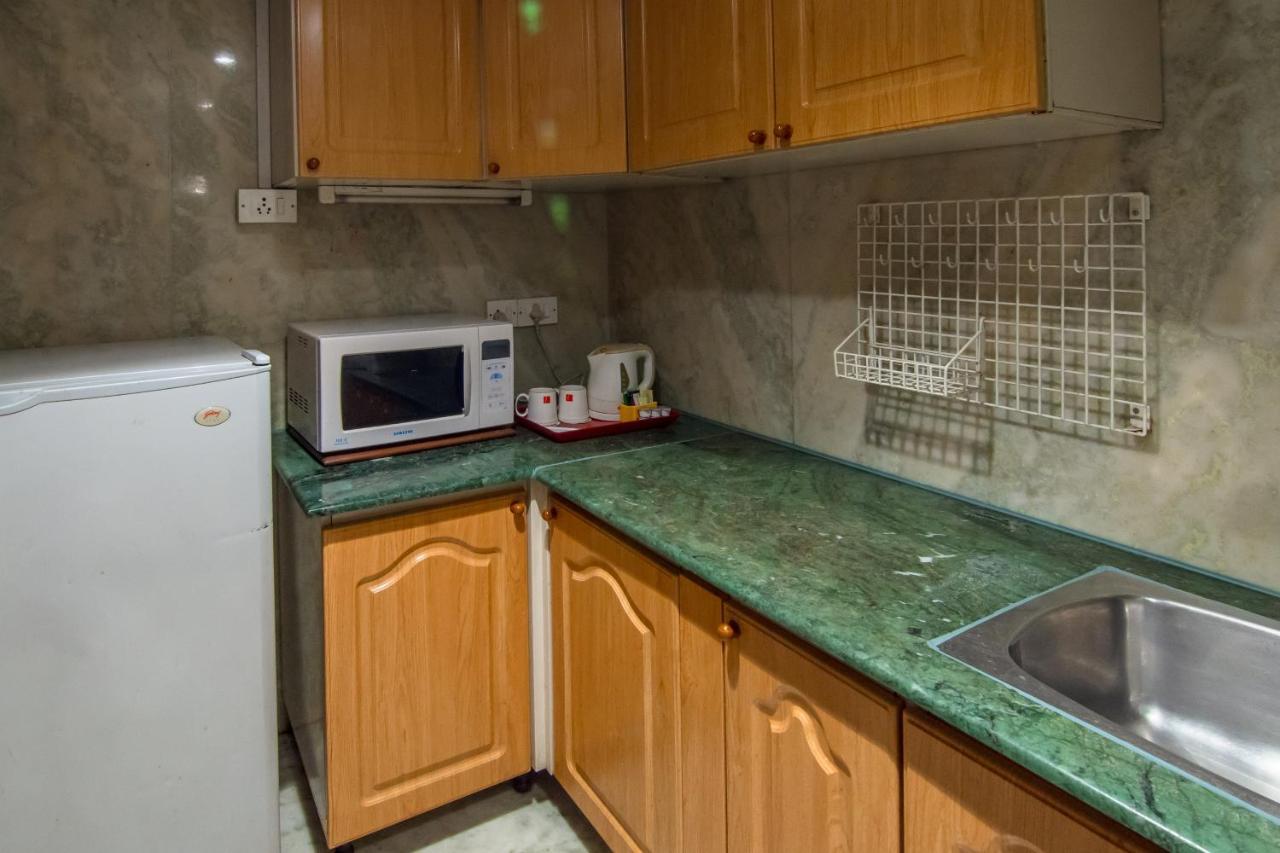 Hotel The Lalit Bombay Exterior foto A typical kitchen in a guest room at the hotel