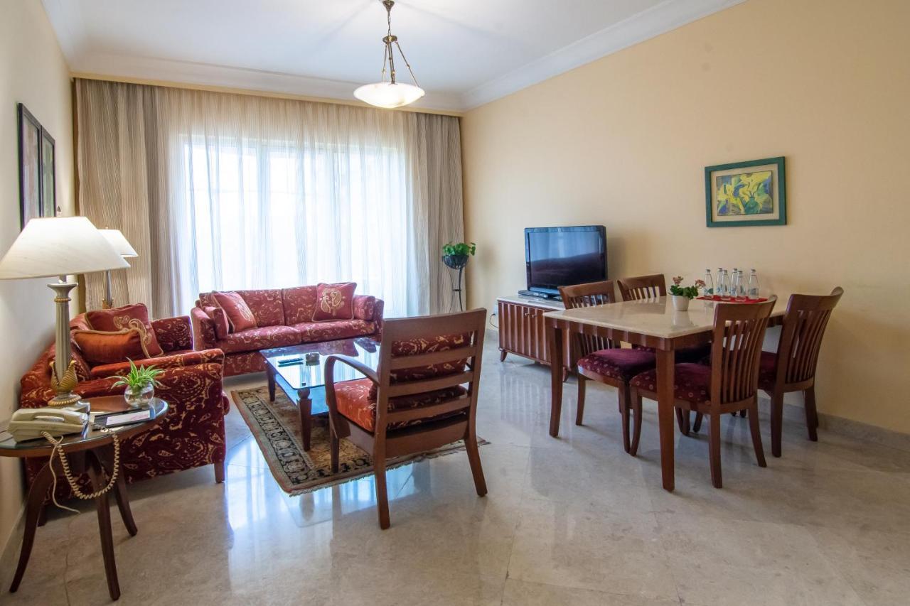 Hotel The Lalit Bombay Exterior foto A living room in a typical apartment