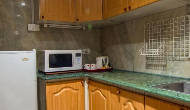 Hotel The Lalit Bombay Exterior foto A typical kitchen in a one-bedroom apartment