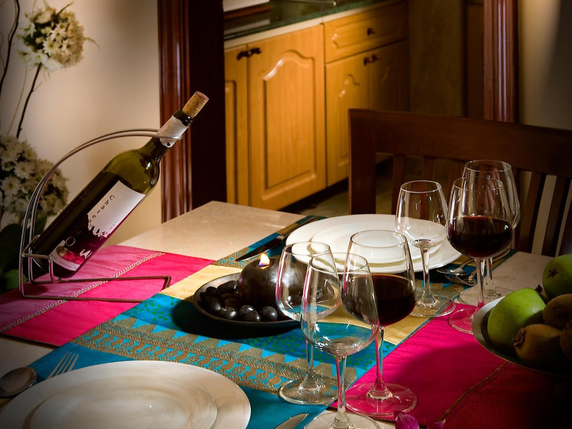 Hotel The Lalit Bombay Exterior foto A wine bottle and glasses