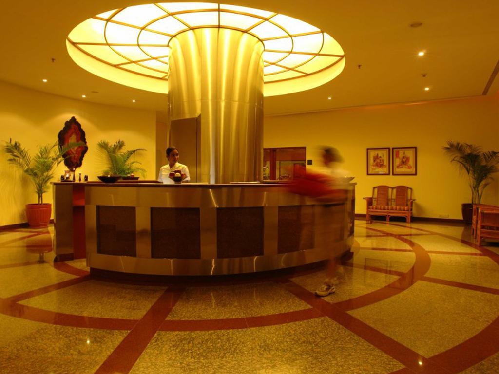 Hotel The Lalit Bombay Exterior foto The lobby of the hotel