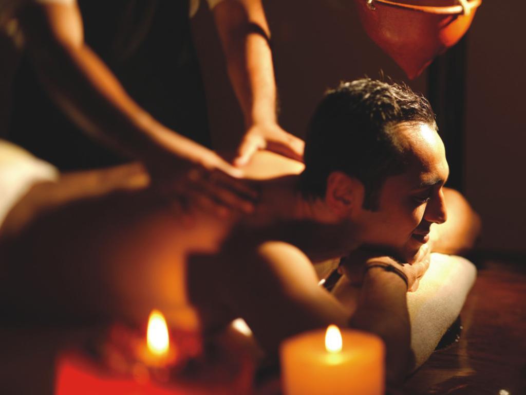 Hotel The Lalit Bombay Exterior foto A massage therapist working on a client
