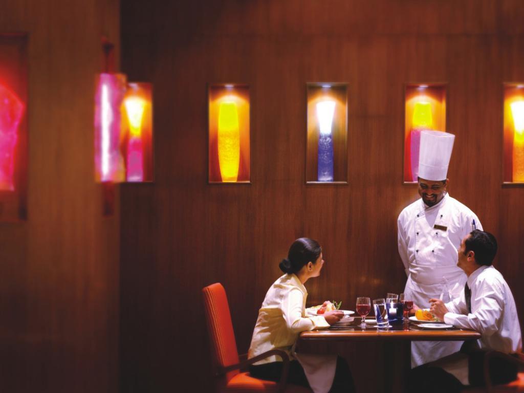 Hotel The Lalit Bombay Restaurante foto A restaurant in a hotel