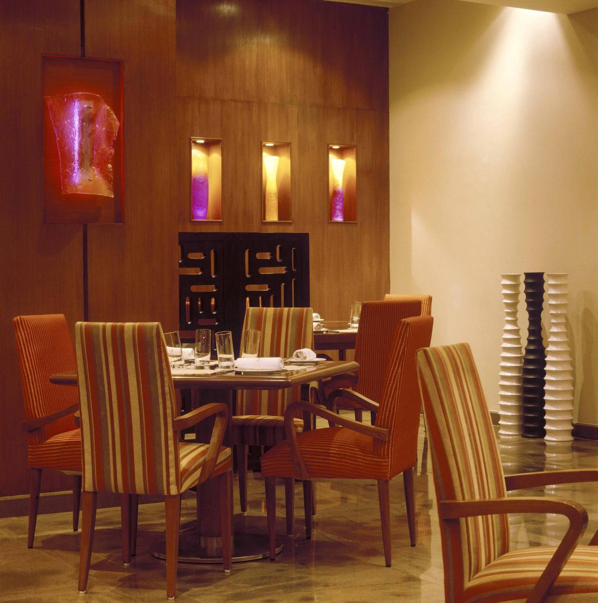 Hotel The Lalit Bombay Exterior foto A restaurant in a hotel